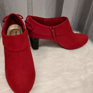 Red booties, shoeties